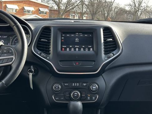 Used 2019 Jeep Cherokee Latitude w/ Cold Weather Group image 24