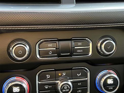 Used 2023 GMC Yukon XL SLT image 36