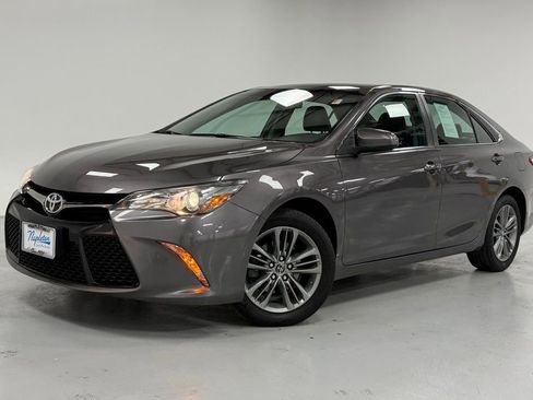 Used 2015 Toyota Camry SE image 1