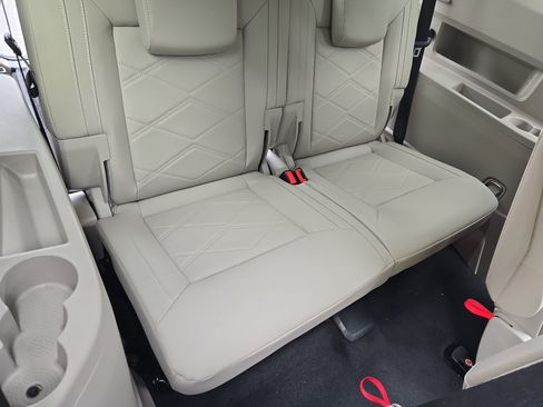 Used 2026 Volkswagen Atlas SE w/ Panoramic Sunroof Package FWD image 12