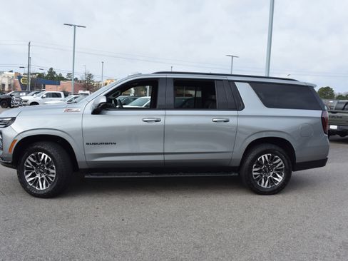 Used 2025 Chevrolet Suburban Z71 image 6