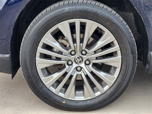 Used 2022 Toyota Venza Limited image 8