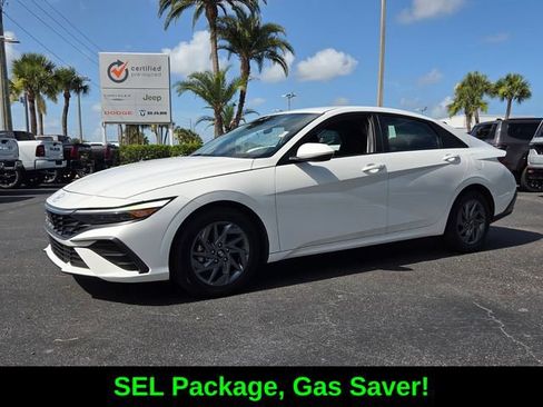 Used 2024 Hyundai Elantra SEL FWD image 3