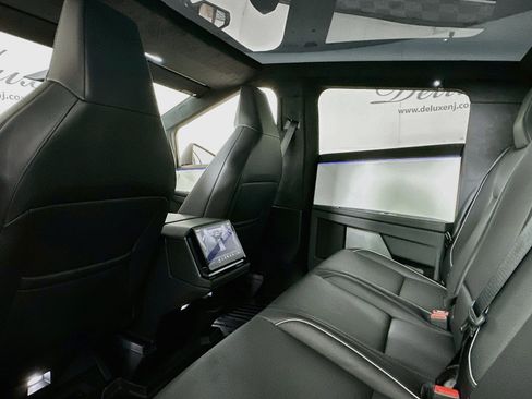 Used 2024 Tesla Cybertruck AWD Crew Cab image 22