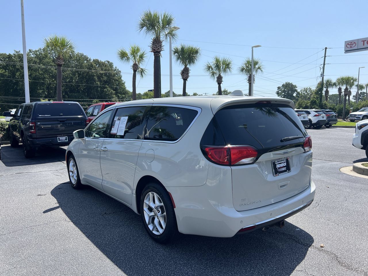 Used 2020 Chrysler Pacifica Touring w/ Tire & Wheel Group FWD image 8