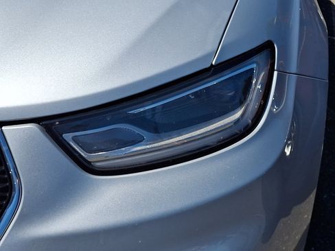 Used 2024 Chrysler Pacifica Touring-L FWD image 4