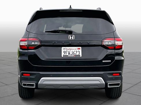Used 2023 Honda Pilot Touring image 4