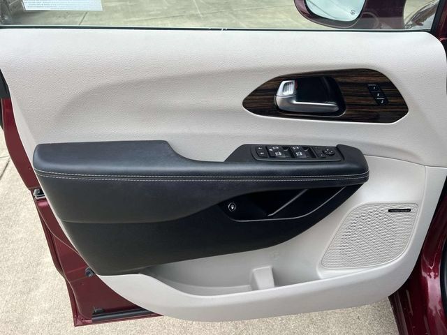 Used 2022 Chrysler Pacifica Limited FWD image 8