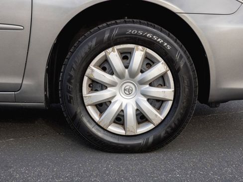 Used 2005 Toyota Camry LE FWD image 4