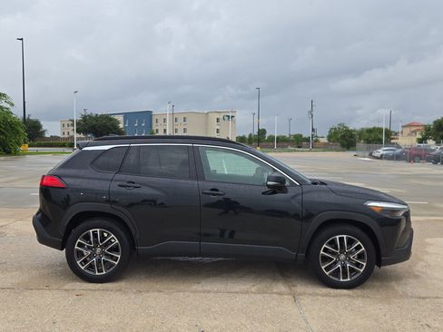 Used 2026 Toyota Corolla Cross XLE FWD image 2