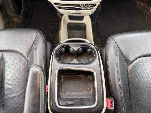 Used 2022 Chrysler Pacifica Touring-L FWD image 38