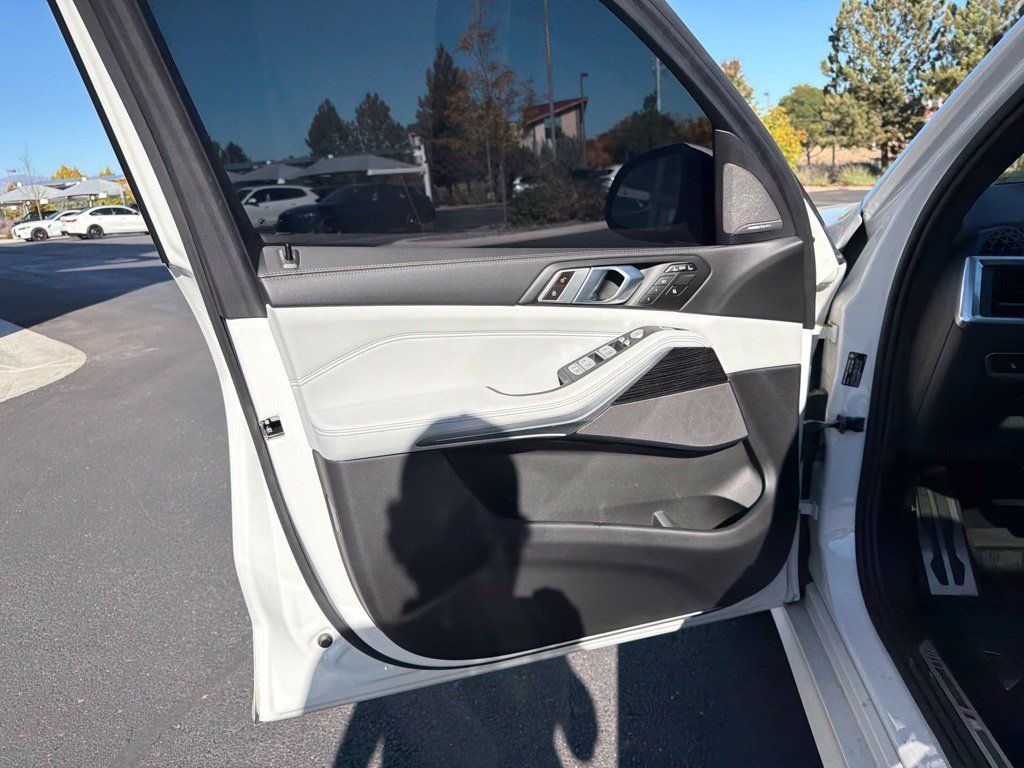 Used 2024 BMW X7 xDrive40i w/ M Sport Package AWD/4WD image 9