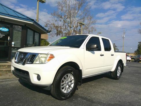 Used 2017 Nissan Frontier SV image 2