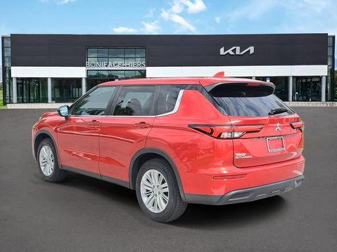 Used 2024 Mitsubishi Outlander ES FWD image 3