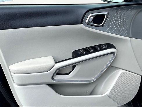 Used 2025 Kia Soul LX w/ LX Technology Package FWD image 20