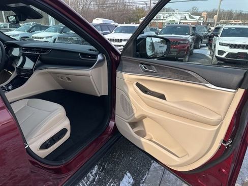 Certified 2023 Jeep Grand Cherokee Limited image 6