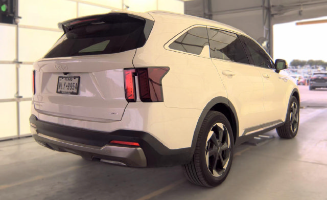 Used 2025 Kia Sorento EX AWD/4WD image 3