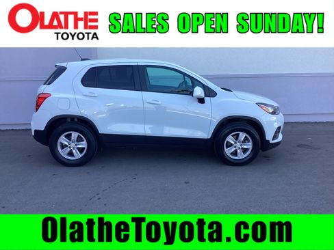 Used 2022 Chevrolet Trax LS w/ Tint and Cruise Package image 1