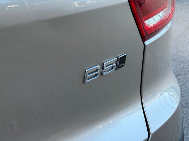 Certified 2024 Volvo XC40 B5 Plus AWD/4WD image 13