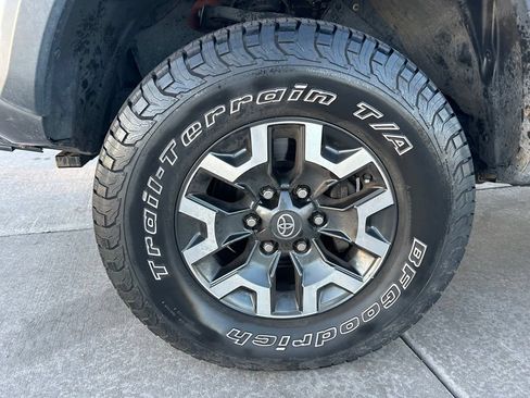 Used 2016 Toyota Tacoma TRD Off-Road w/ Premium & Technology Package AWD/4WD image 33
