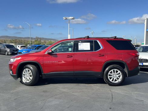 Used 2021 Chevrolet Traverse LT image 2
