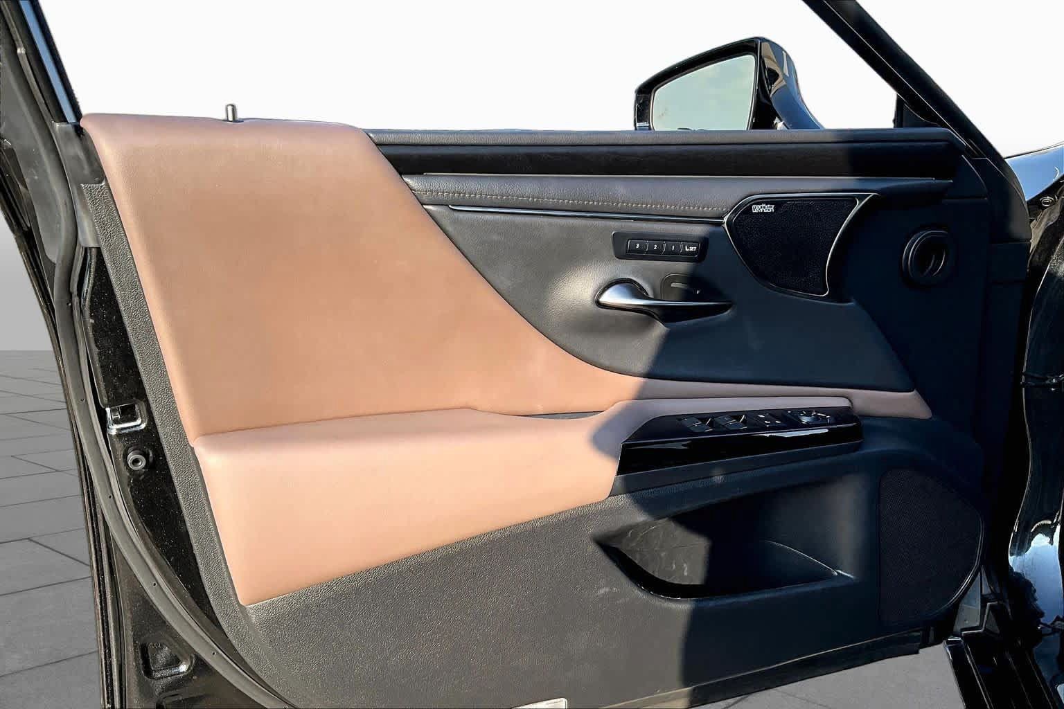 Used 2024 Lexus ES 350 Ultra Luxury w/ Accessory Package (Z2) FWD image 19