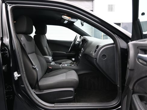 Used 2018 Dodge Charger SXT w/ Blacktop Package RWD image 13