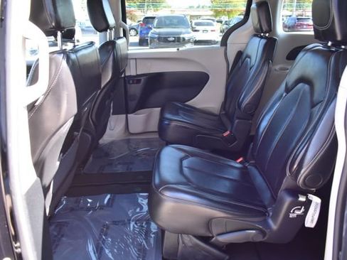 Used 2024 Chrysler Pacifica Touring-L FWD image 29