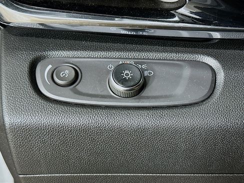 Used 2025 Buick Envista Sport Touring image 17