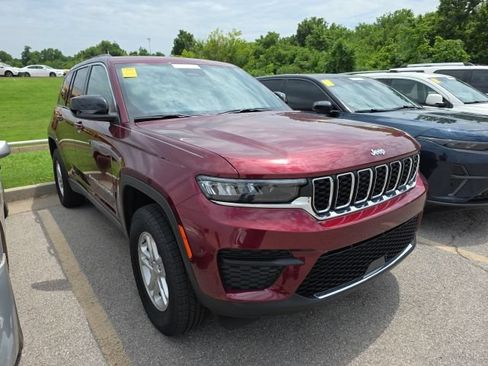 Used 2025 Jeep Grand Cherokee Laredo AWD/4WD image 7