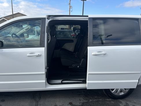 Used 2017 Dodge Grand Caravan SE w/ UConnect Hands-Free Group image 6