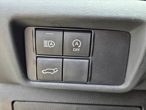 Used 2025 Toyota Highlander LE FWD image 14