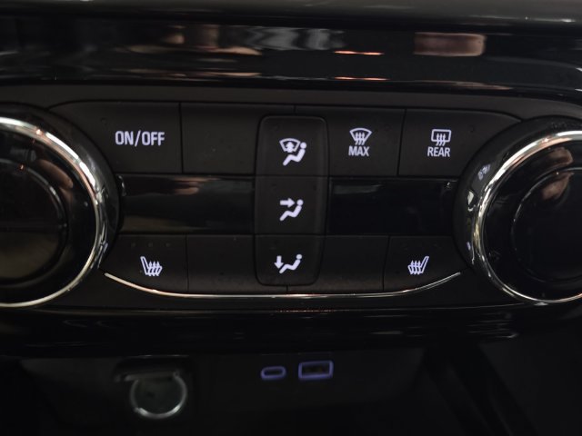 Certified 2025 Chevrolet Trax LT w/ LT Convenience Package FWD image 18