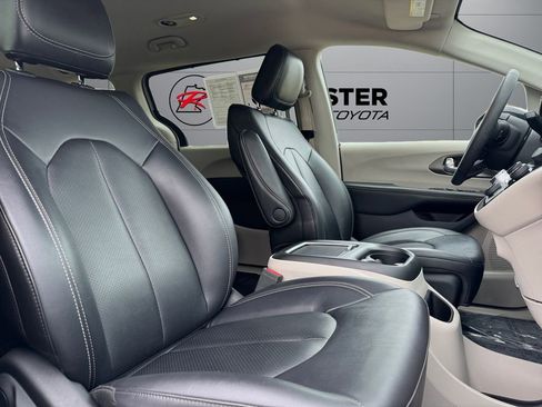 Used 2024 Chrysler Pacifica Touring-L FWD image 17