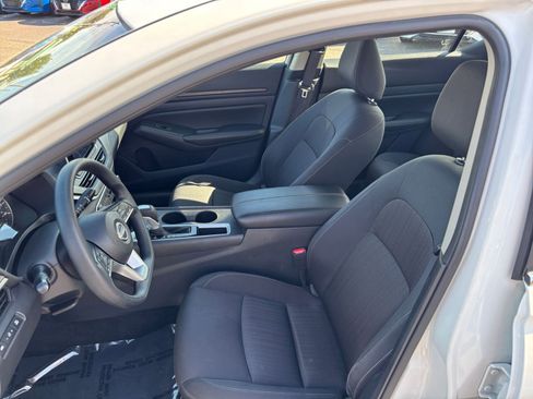 Used 2025 Nissan Altima 2.5 SV FWD image 27