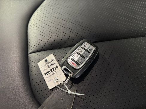 Used 2024 Chrysler Pacifica Touring-L image 32