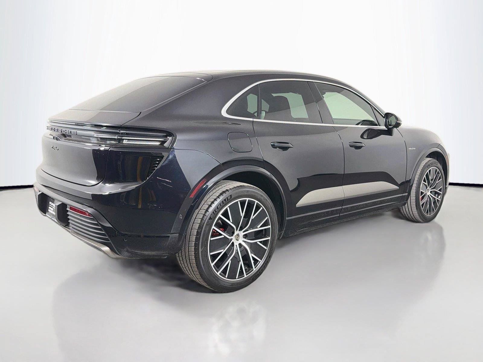 Certified 2025 Porsche Macan Turbo Electric AWD/4WD image 7