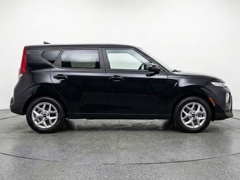 Used 2025 Kia Soul LX w/ LX Technology Package FWD image 11