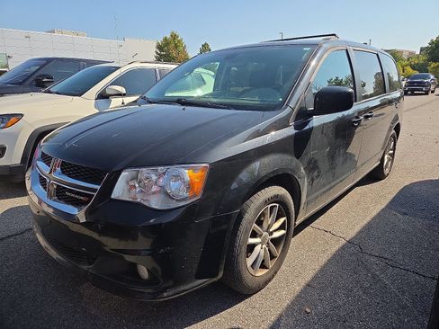 Used 2019 Dodge Grand Caravan SXT FWD image 2