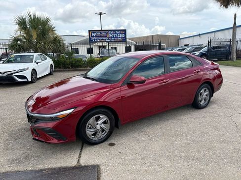 Used 2025 Hyundai Elantra SE FWD image 2