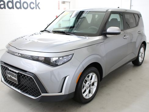 Used 2023 Kia Soul LX w/ LX Technology Package FWD image 3