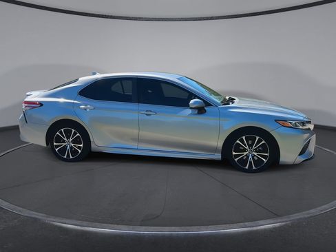 Used 2019 Toyota Camry SE FWD image 9