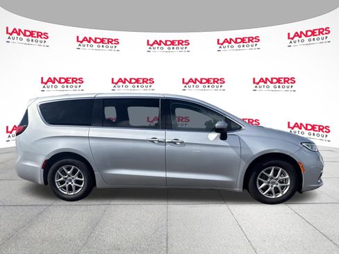 Used 2023 Chrysler Pacifica Touring-L FWD image 2