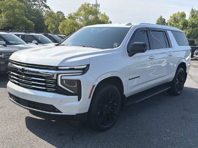 Used 2025 Chevrolet Suburban Premier AWD/4WD image 3