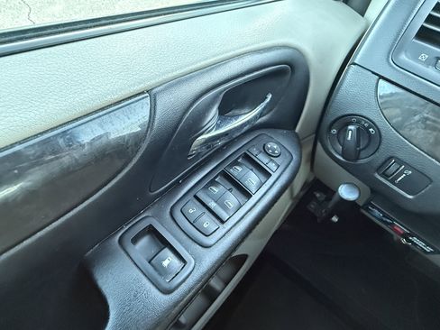 Used 2015 Dodge Grand Caravan SXT image 23