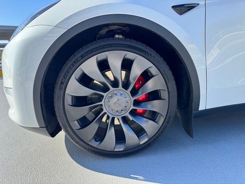 Used 2023 Tesla Model Y Performance image 10