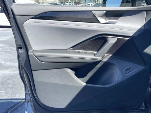 Certified 2025 Volkswagen Tiguan SE image 15