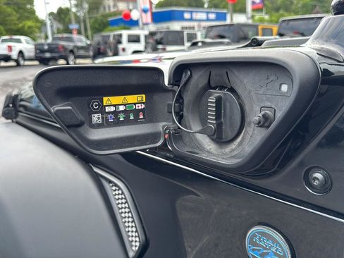 Used 2023 Jeep Wrangler Unlimited image 12