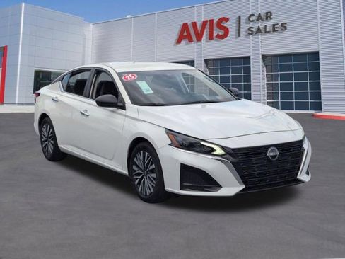 Used 2025 Nissan Altima 2.5 SV FWD image 3