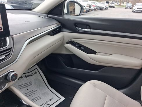 Used 2023 Nissan Altima 2.5 SV w/ SV Premium Package AWD/4WD image 21